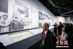 <strong>出一种反常且强烈</strong>